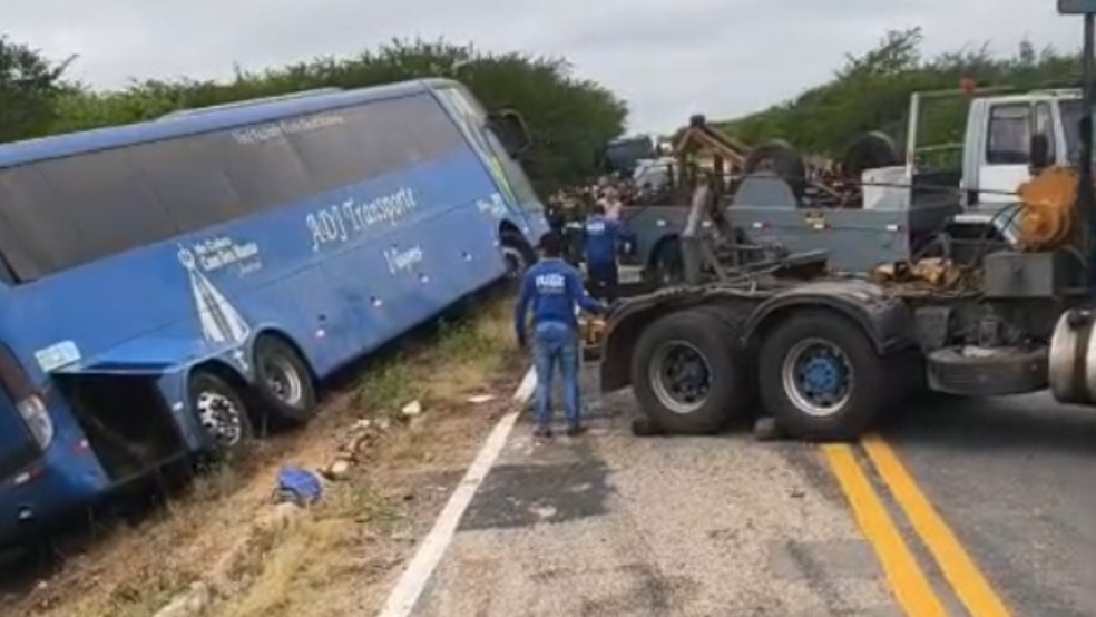 Cinco membros de time de basquete morreram esmagados por ônibus em acidente com sete mortes no Ceará — Foto: Reprodução
