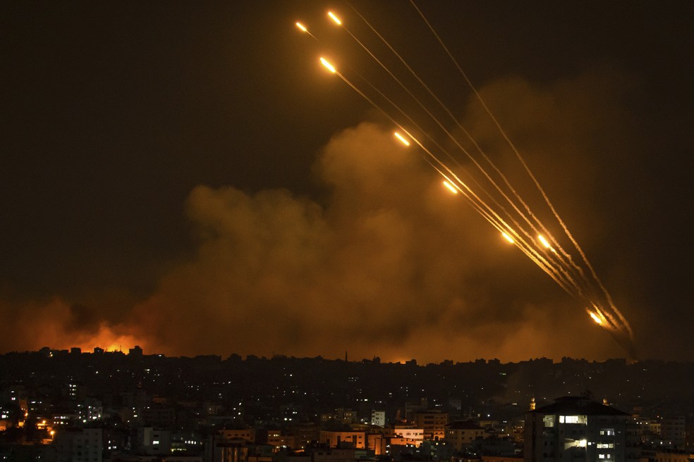 Fogo e fumaça aumentam após ataque aéreo na cidade de Gaza — Foto: AP Photo/Fatima Shbair