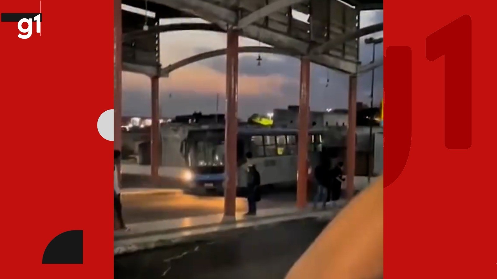 VÍDEO: ônibus bate em muro de terminal em Feira de Santana e deixa duas pessoas feridas