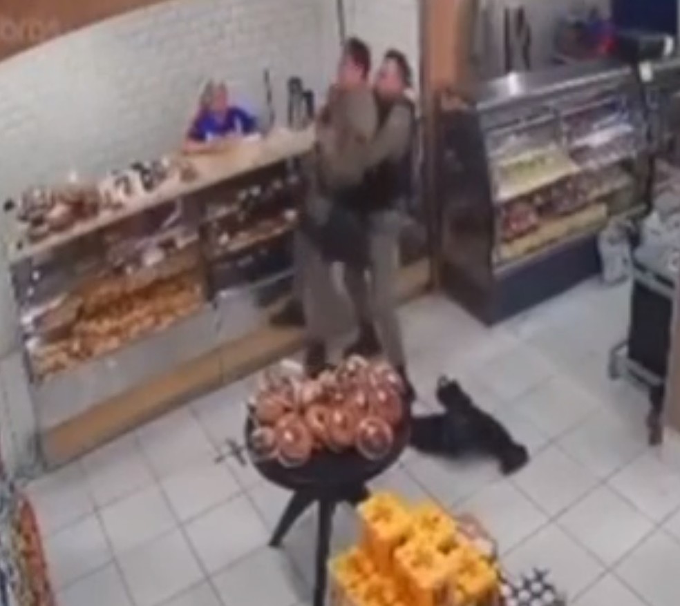 Soldado salvou sargento ao realizar manobra para desobstrução após engasgo — Foto: Divulgação