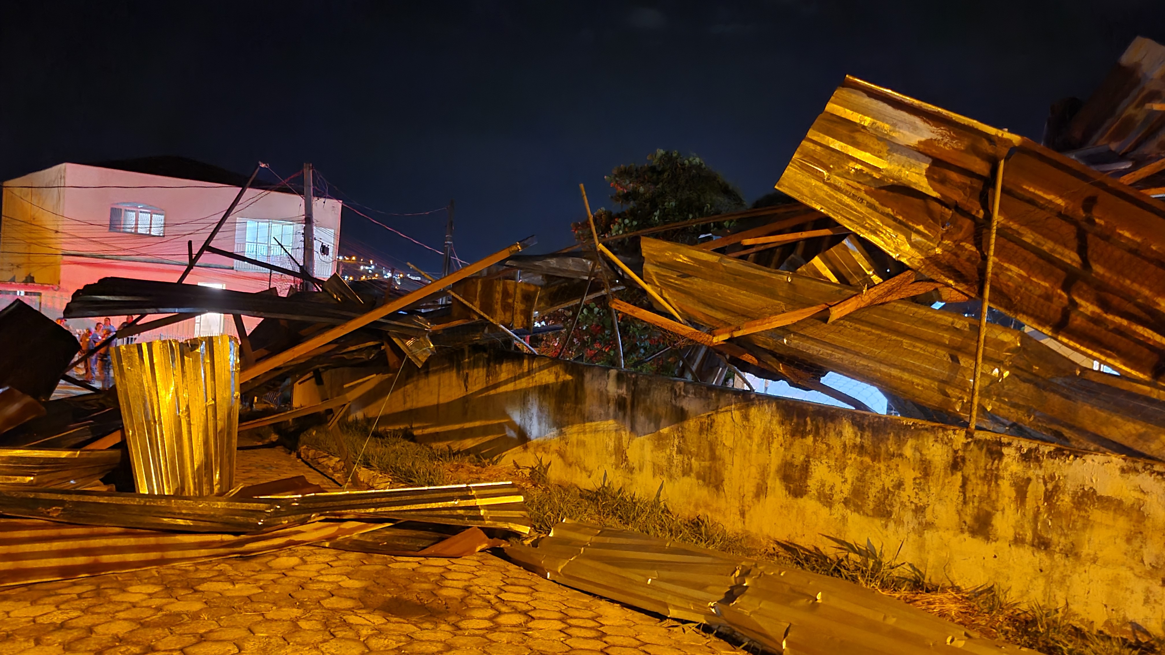 Cachoeira Paulista suspende aulas em três escolas que ficaram destelhadas após ventos de quase 90 km/h