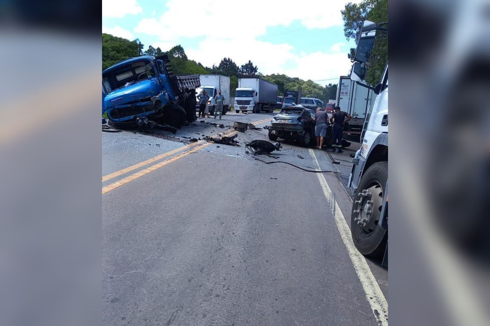 Acidente entre carro e caminhões interdita a Rodovia Edgard Máximo Zambotto em Campo Limpo Paulista