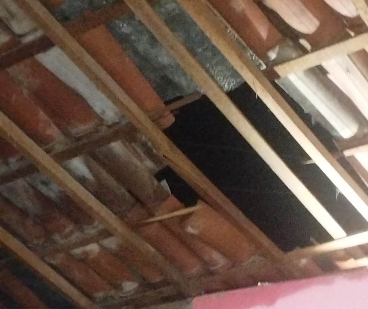 Telhas são arrancadas por vento e atingem casas e carro no interior do RN