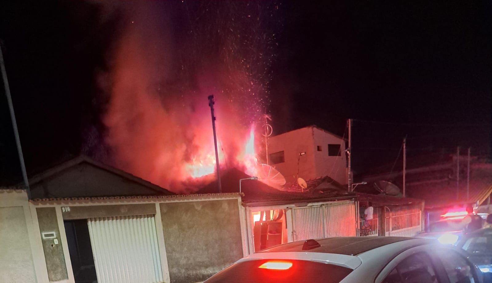 Quatro cachorros morrem ao ficarem presos em cômodo de casa durante incêndio em MG