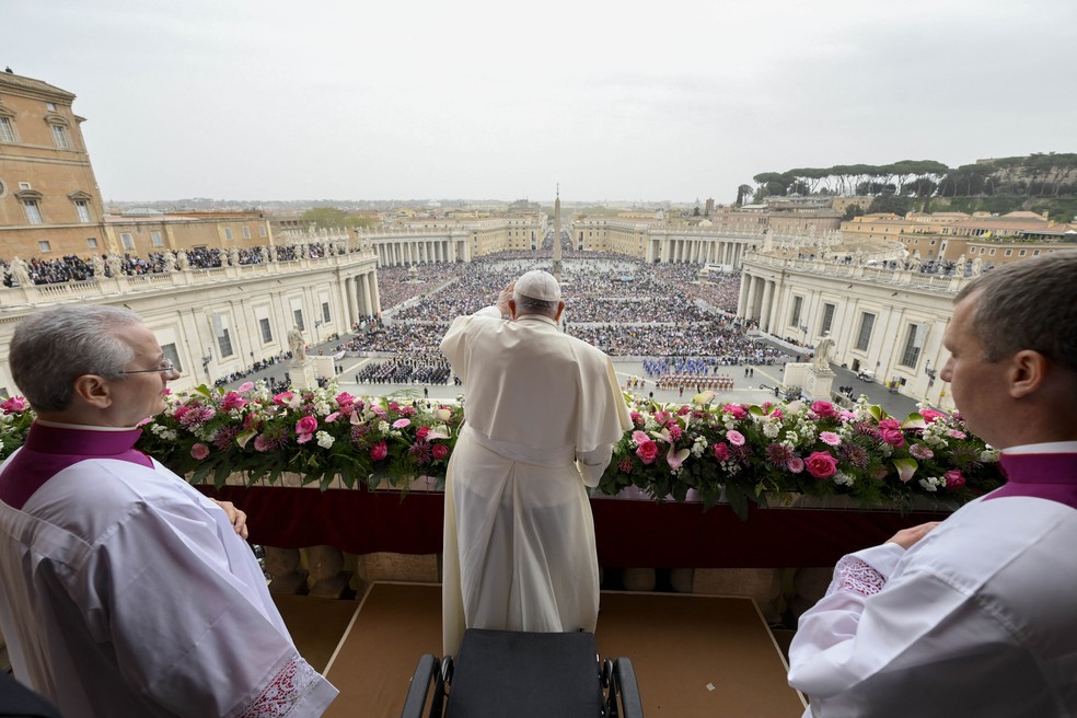 Foto divulgada pelo Vaticano mostra o Papa Francisco durante a mensagem pascal na galeria central da Basílica de São Pedro — Foto: Handout / VATICAN MEDIA / AFP