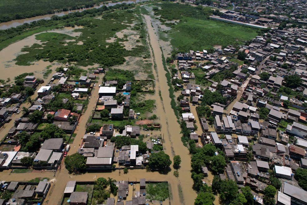 Imagem aérea de Duque de Caxias (RJ) após temporal no domingo (15). — Foto: Pilar Olivares/Reuters
