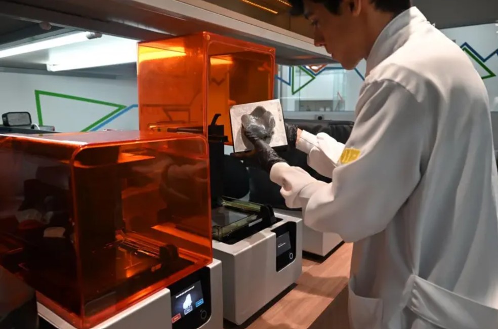 Além de reduzir custos de produção, o método usando impressora 3D também encurta o tempo de preparação da prótese — Foto: Divulgação/ Instituto Mais Identidade