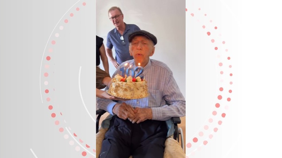 Funcionário mais antigo do mundo comemora aniversário de 102 anos com colegas de trabalho — Foto: Reprodução/RenauxView