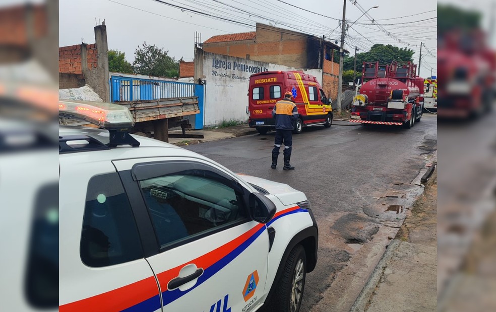 2 de 2
Incêndio atinge casa com recicláveis em Botucatu — Foto: Defesa Civil/Divulgação