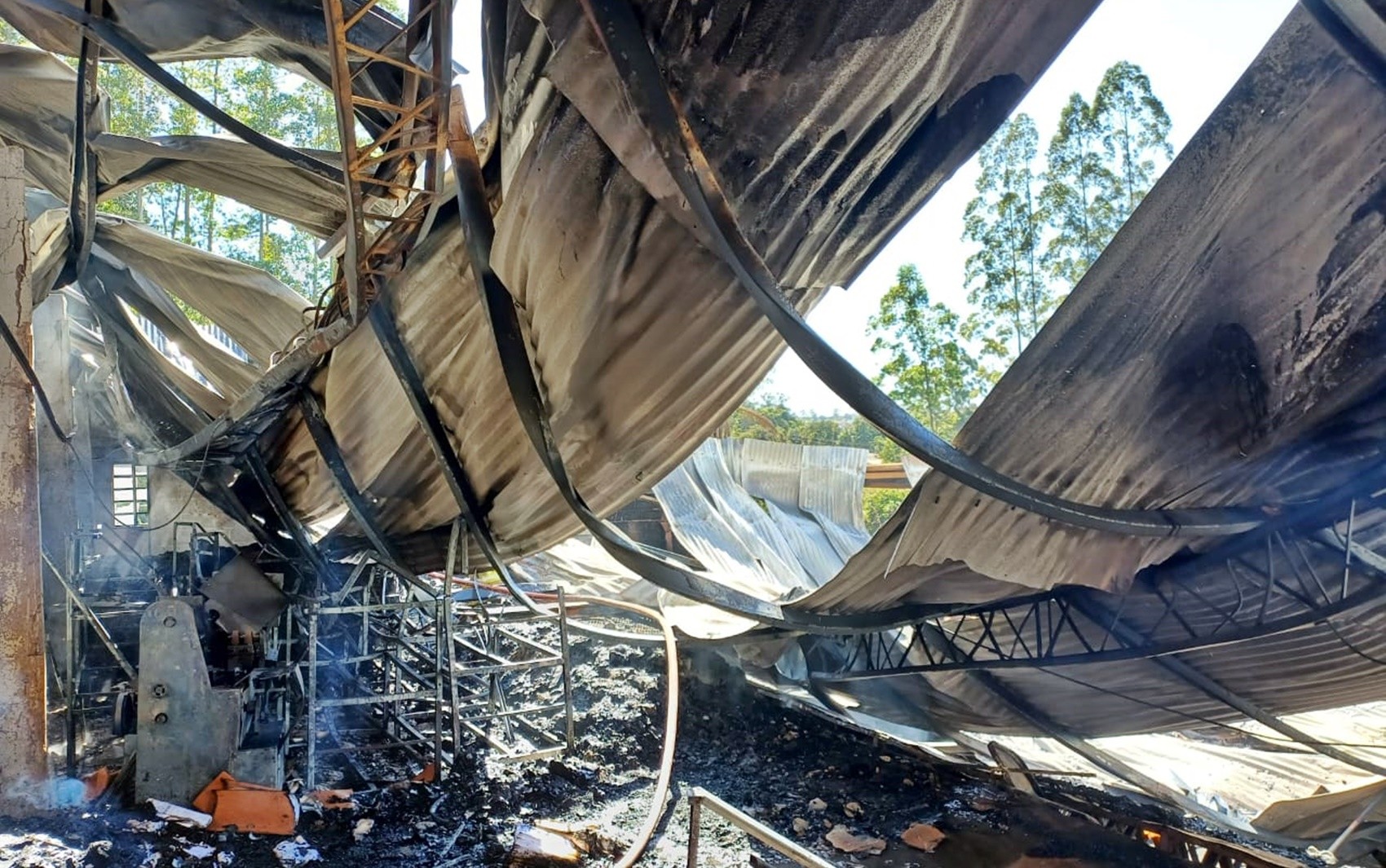 Incêndio destrói galpão às margens da MGC-491, em São Sebastião do Paraíso, MG