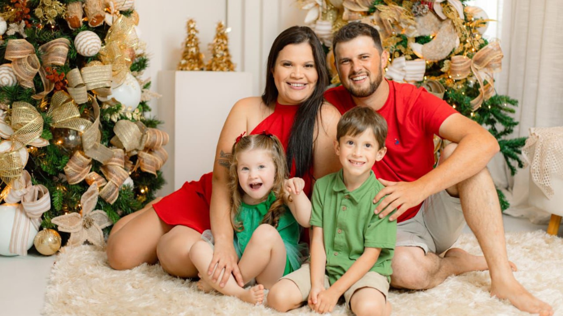 g1-pr-42- Pai, mãe e filhos de 2 e 6 anos morrem após carro derrapar e ser atingido por caminhão no Paraná