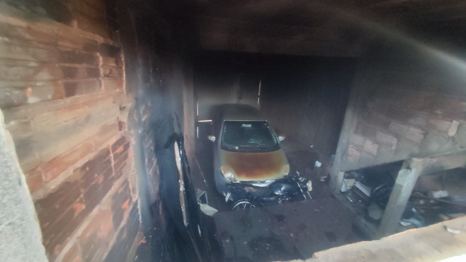 Incêndio atinge casa e danifica moto e carro, em Bocaiuva