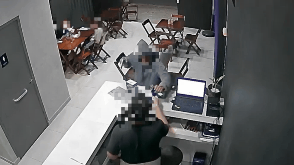 Homem aponta arma para funcionária e clientes de hamburgueria para roubar celulares: 