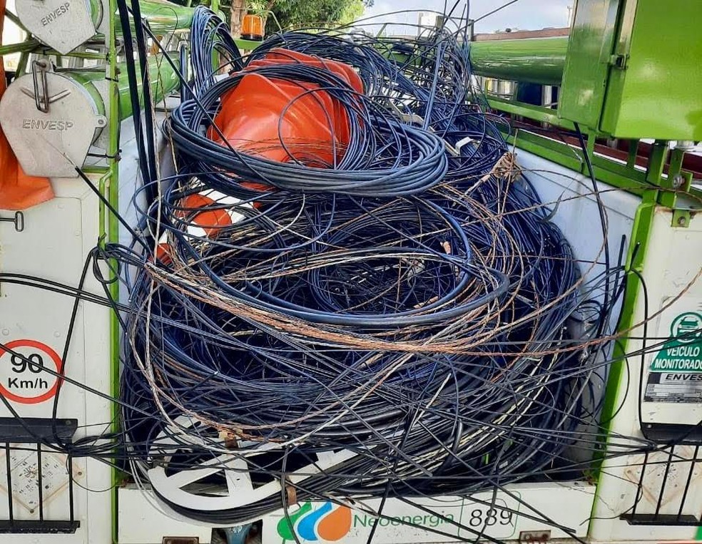 Cabos retirados de postes da Via Costeira em Natal — Foto: Neoernergia Cosern/Divulgação