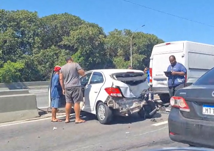 Acidente com três carros deixa trânsito lento na Linha Vermelha