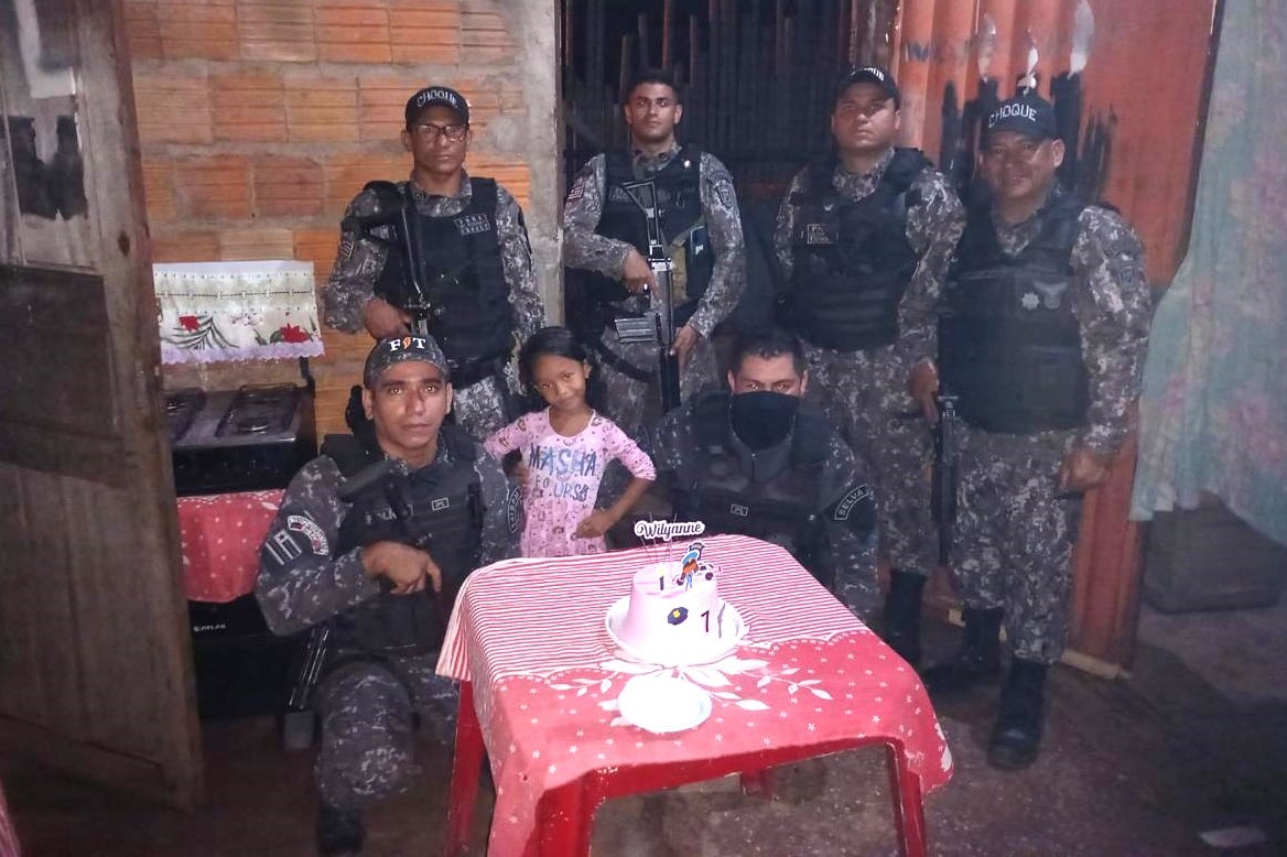Em noite especial, menina fã da Polícia Militar comemora aniversário de 7 anos com a presença de policiais no MA