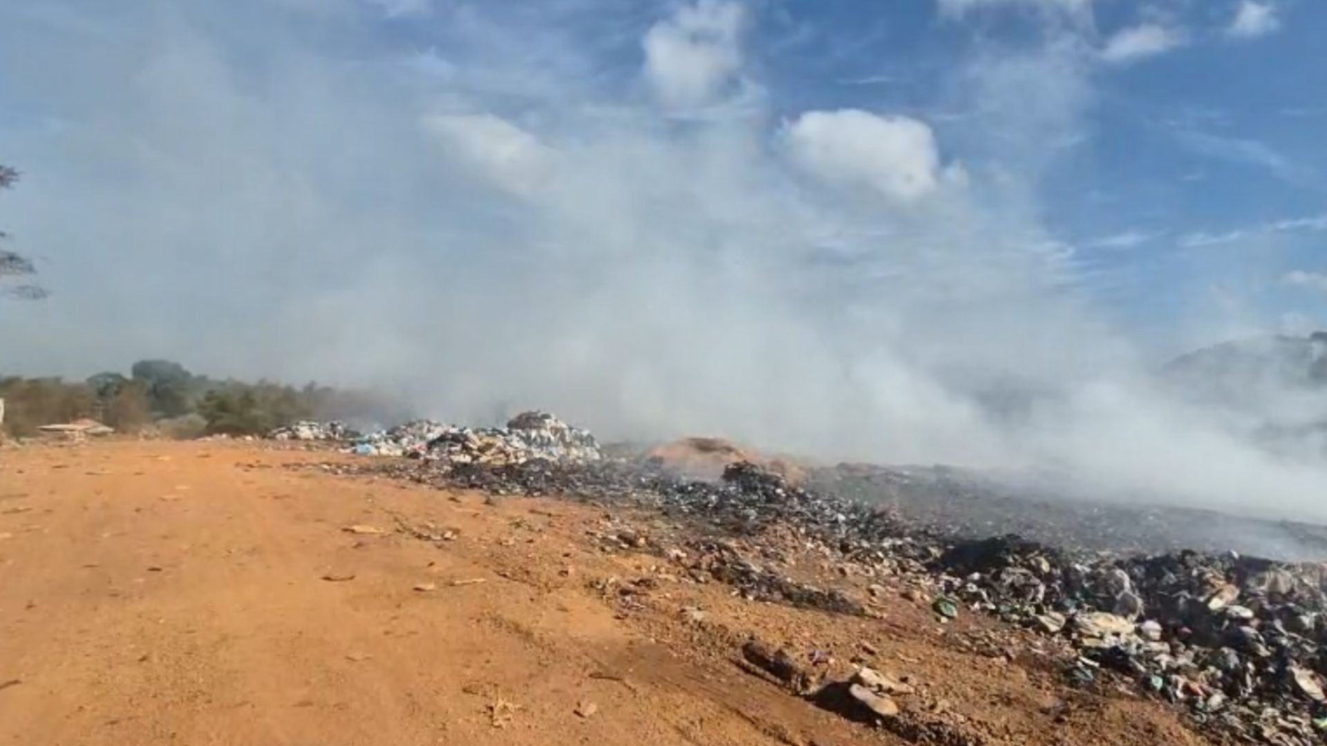 Nuvem de fumaça produzida por incêndio em lixão toma conta de Oiapoque e mobiliza Defesa Civil