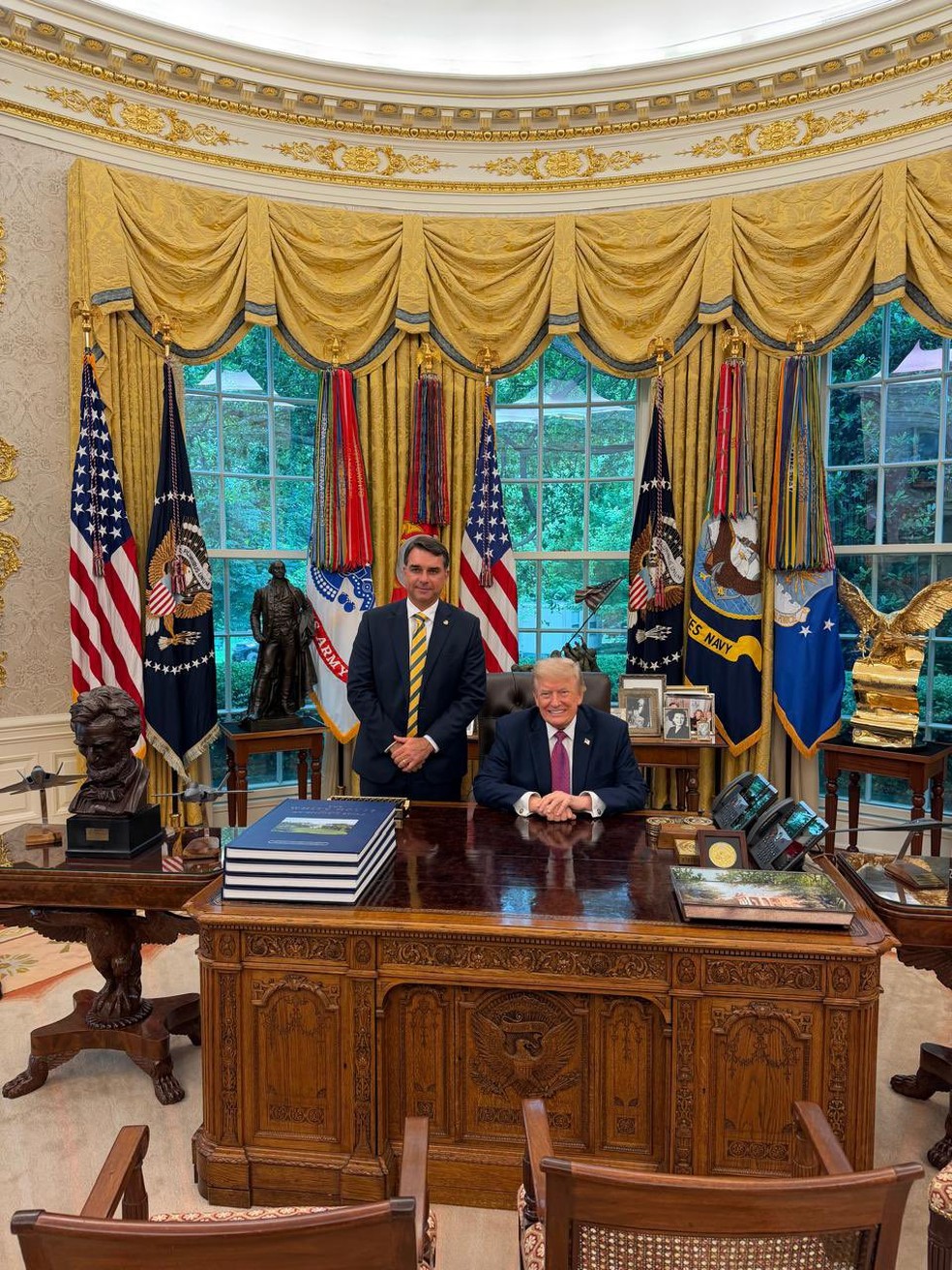 O senador Flávio Bolsonaro ao lado do presidente Donald Trump na Casa Branca, em 26 de maio de 2026 — Foto: Reprodução