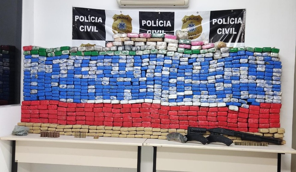''Paredão' de cocaína foi apreendido no extremo sul da Bahia — Foto: Divulgação/SSP