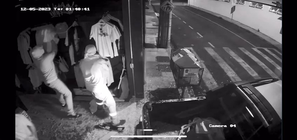 Ladrões furtaram diversas peças de roupas e bonés — Foto: Câmeras de segurança/Reprodução
