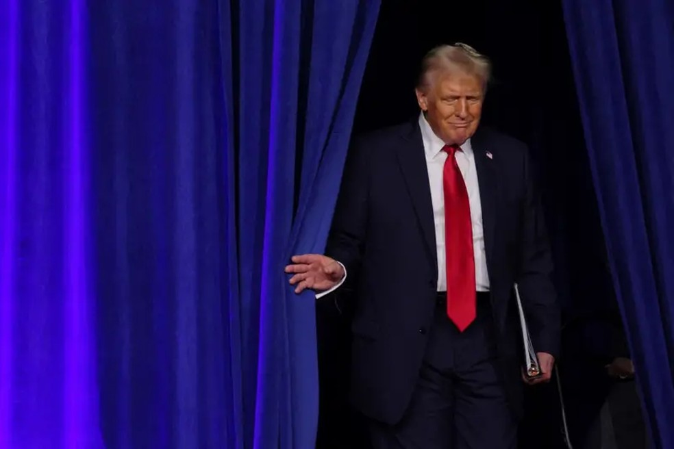 Trump subindo ao palco na Flórida após vitória — Foto: Reuters/BBC