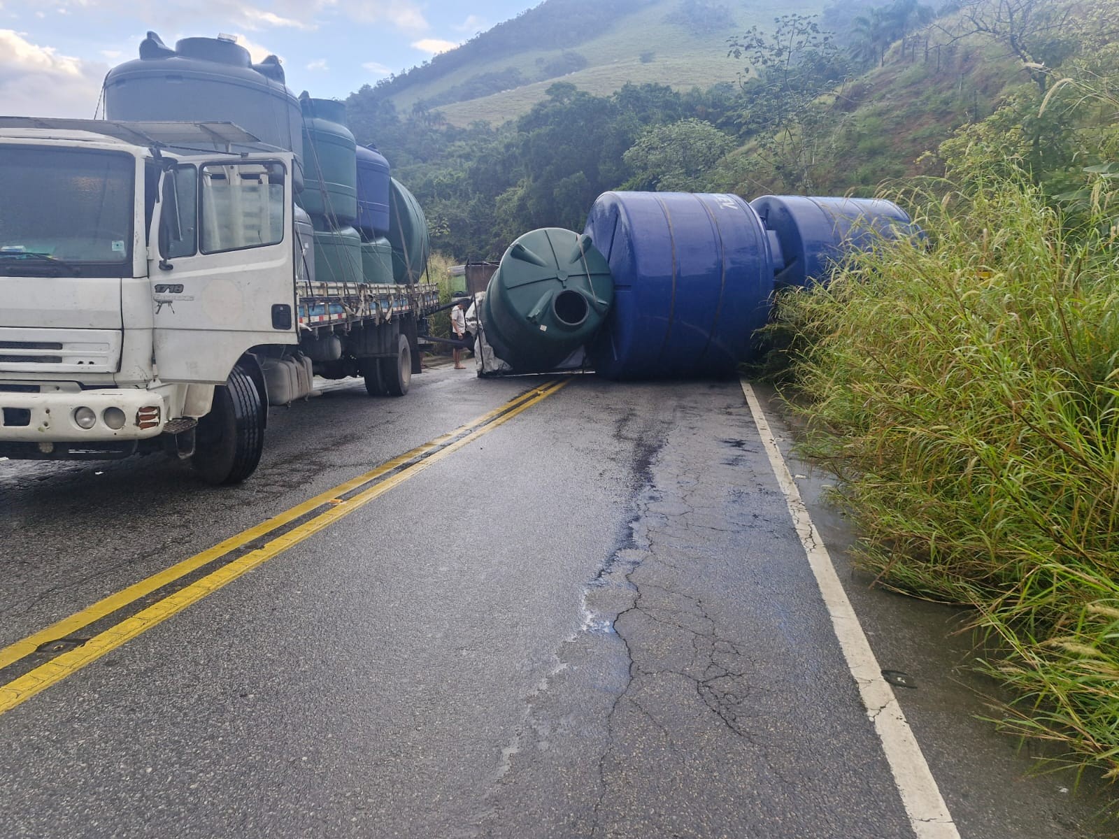 Carreta tomba e interdita trecho da RJ-155 entre Angra dos Reis e Rio Claro