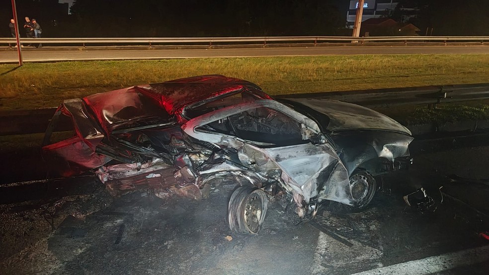 Carro da vítima ficou destruído. — Foto: PRF