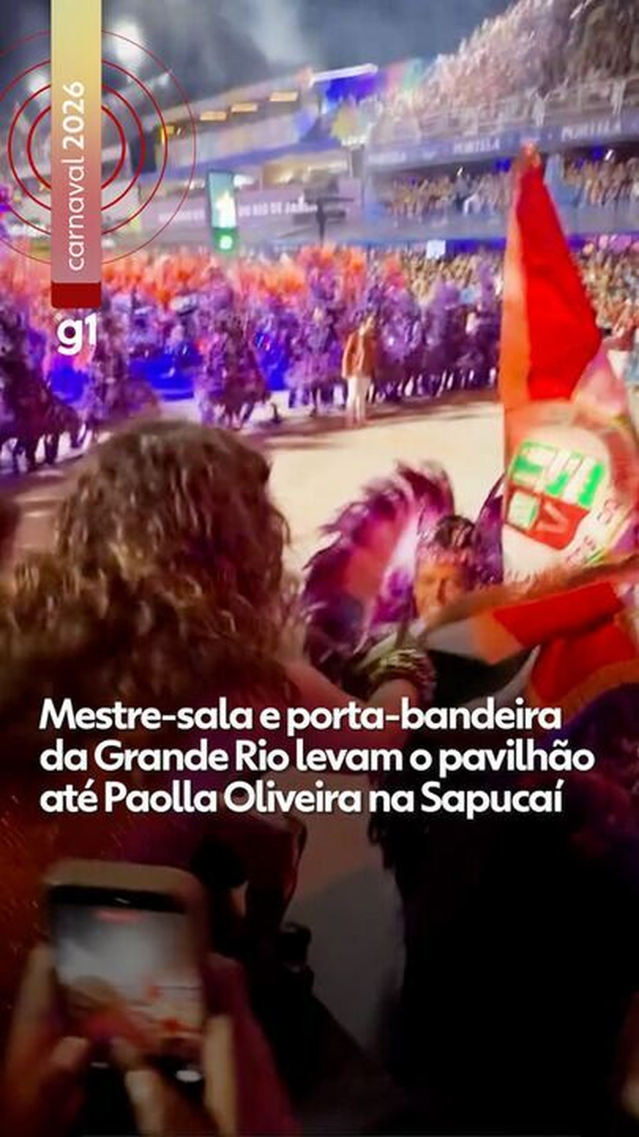 VÍDEO: mestre-sala e porta-bandeira da Grande Rio levam pavilhão até Paolla Oliveira durante desfile na Sapucaí