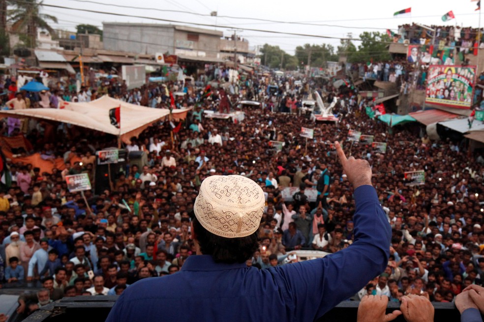 Bilawal Bhutto Zardari, líder do Partido do Povo Paquistão (PPP), discursa para apoiadores durante campanha antes das eleições gerais em District Thatta, no Paquistão. Foto tirada na segunda (2) e divulgada nesta terça (3) — Foto: Akhtar Soomro/Reuters