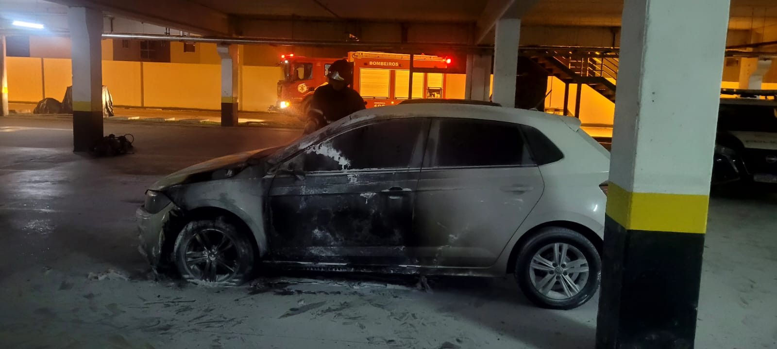 VÍDEO: câmera flagra suspeito ateando fogo em carro dentro de estacionamento de supermercado em MT