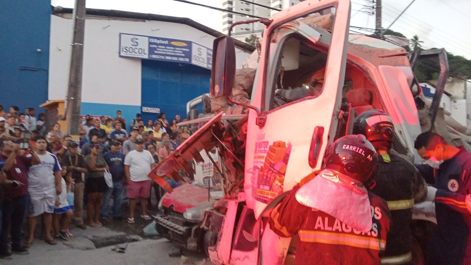 Caminhão desgovernado atinge carros e fere três em Maceió