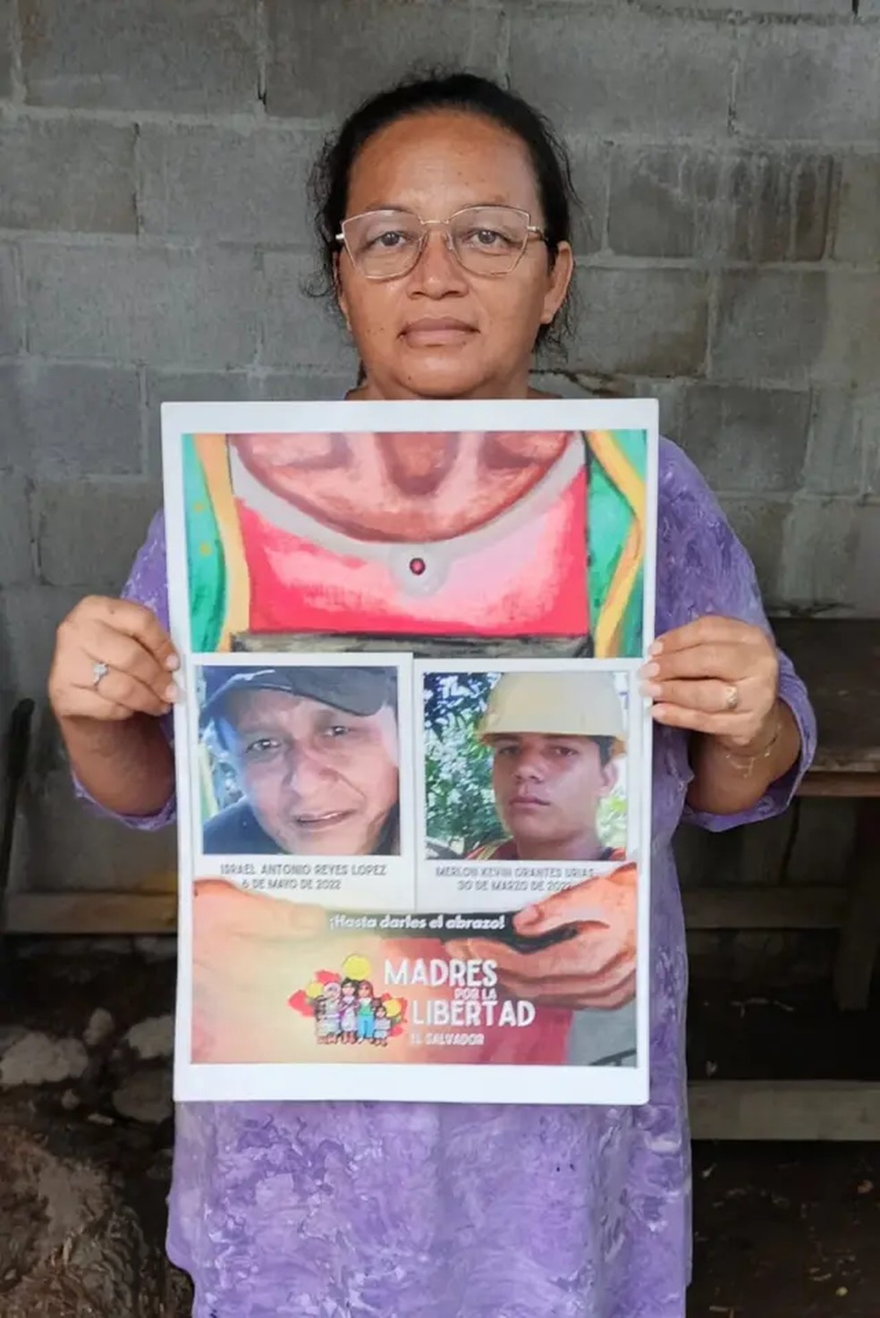 Há mais de quatro anos, Liliana Urías não vê seu marido, Israel Reyes (na foto da esquerda, no cartaz) e seu filho, Merlon Urías. — Foto: Liliana Urías via BBC