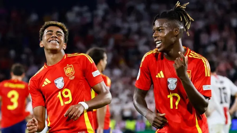 Nico Williams entrega medalha de ouro da Copa do Mundo para a mãe imigrante de Gana