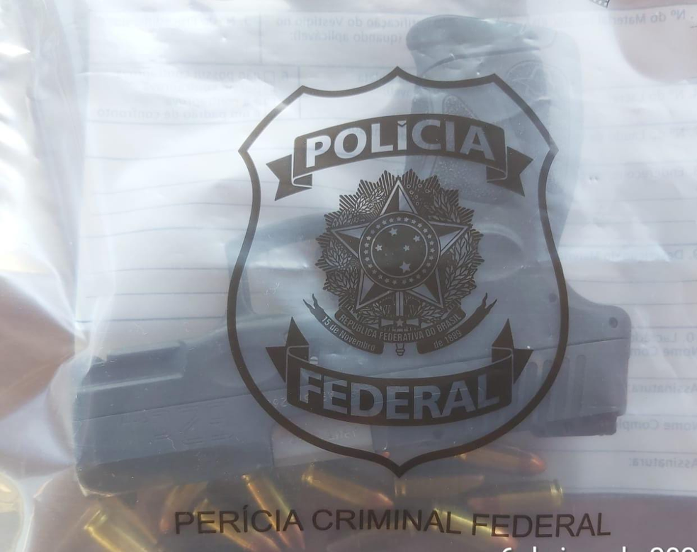 Arma encontrada durante operação da PF desta quinta-feira (6). — Foto: Polícia Federal