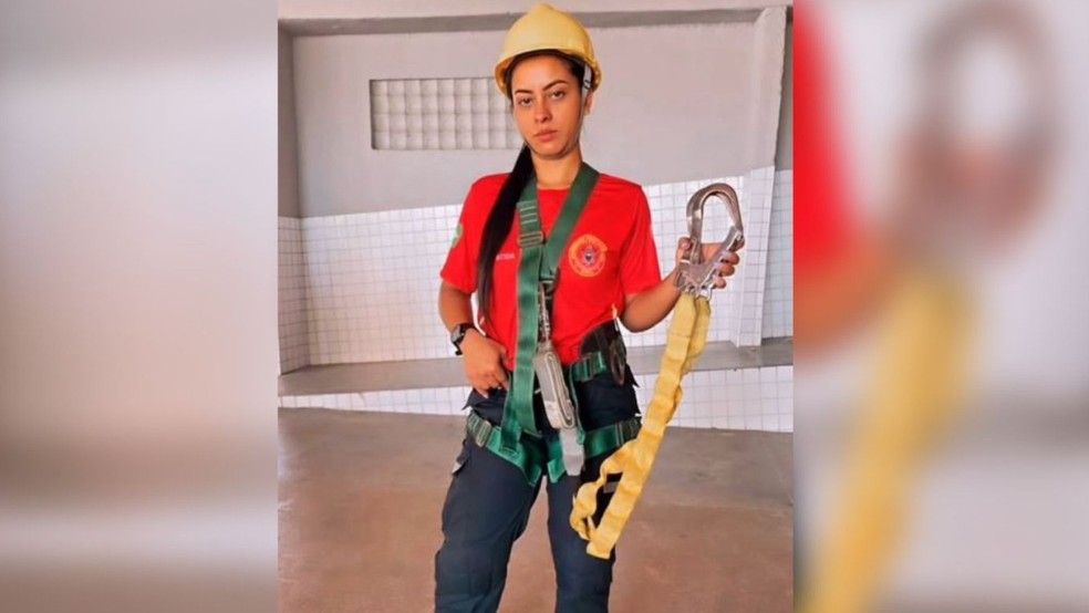 Aparecida dos Santos Silva, de 25 anos, conhecida como Dheyna, foi encontrada morta no Bairro Tancredo Neves, em Fortaleza. — Foto: Arquivo pessoal
