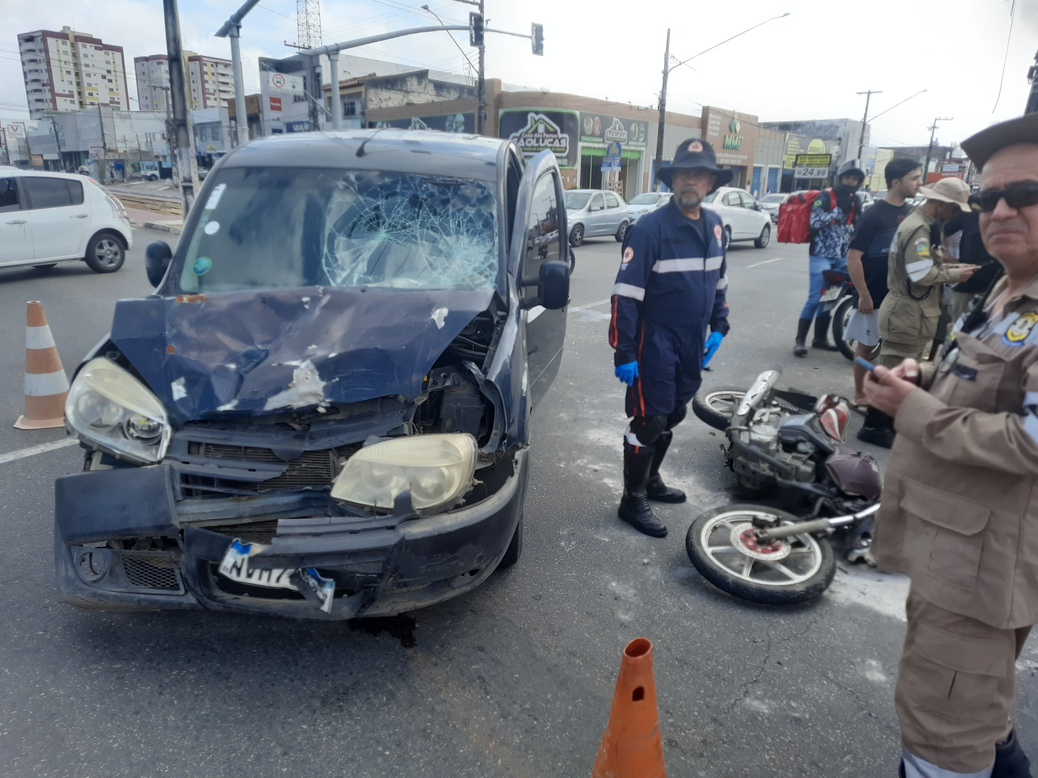 Acidente entre motocicleta e carro deixa duas pessoas feridas em Aracaju