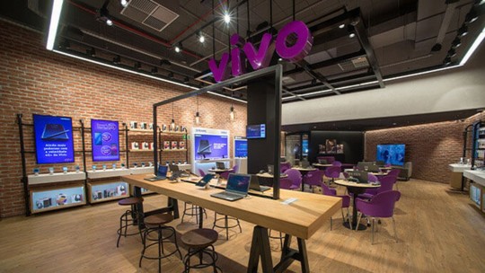 É #FAKE anúncio de 'vagas home-office' da Vivo prometendo salário de R$ 1,7 mil e benefícios; trata-se de golpe - Anúncio falso redireciona vítimas a site mentiroso, que exige envio de dados pessoais e leva vítima a fazer PIX de R$ 59,90 a criminosos.