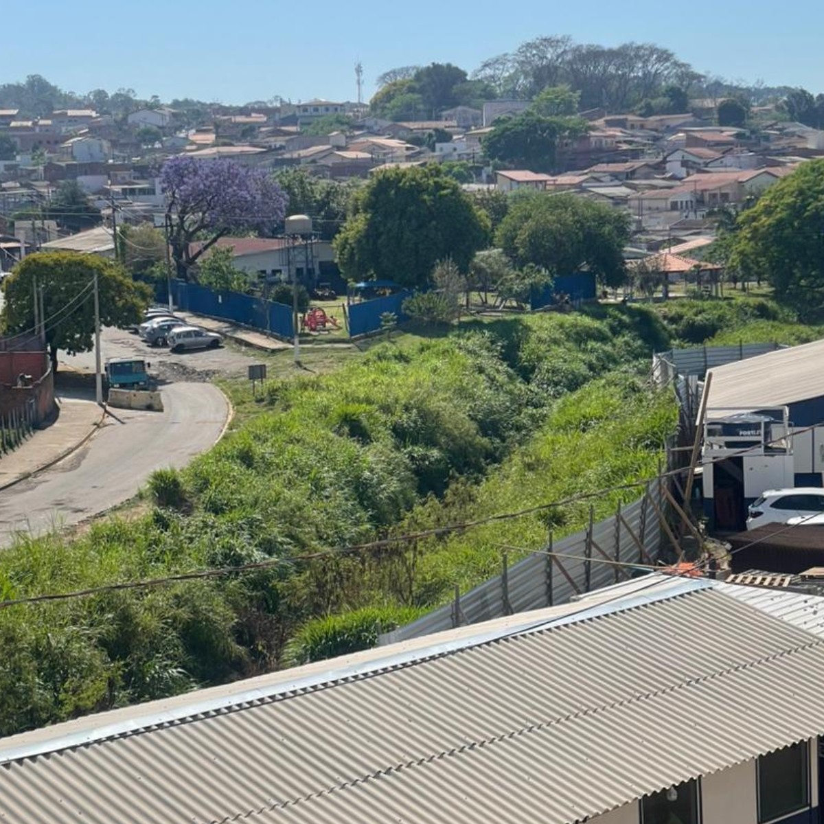 Homem é encontrado morto em córrego atrás de creche em Campinas