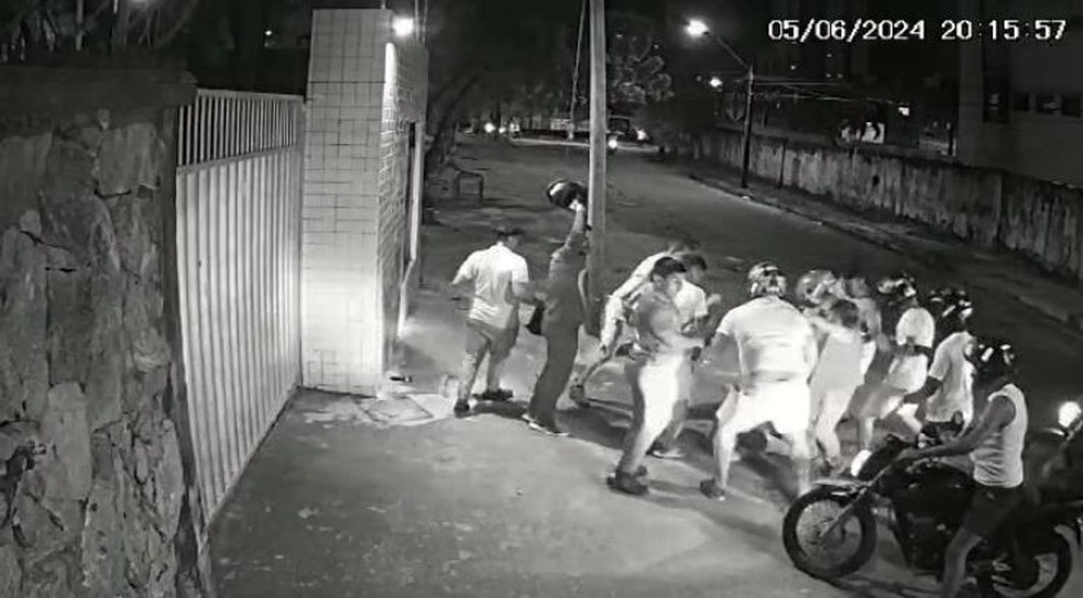 Homem foi espancado por grupo durante briga entre torcedores na Rua Luciano Magalhães, no Bairro de Fátima, em Fortaleza. — Foto: Reprodução