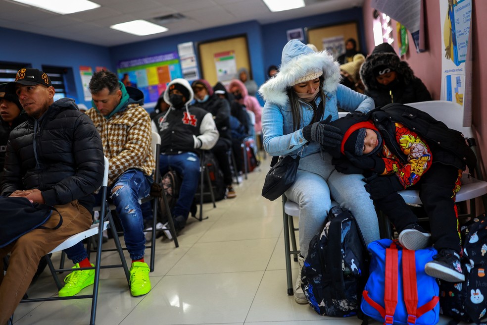 Migrantes em centro de assistência na Ciudad Juarez, no México, após terem entrevistas de imigração canceladas — Foto: REUTERS/Jose Luis Gonzalez