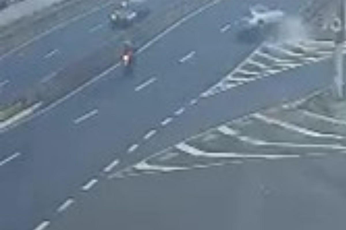 VÍDEO: carro capota após bater em muro de viaduto em avenida de Limeira