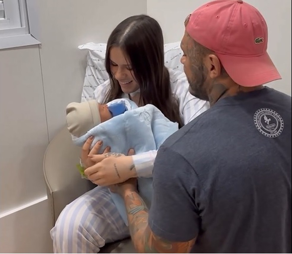 Nara Paraguaia conhece o filho Gael dois dias após o parto em São Paulo. — Foto: Reprodução