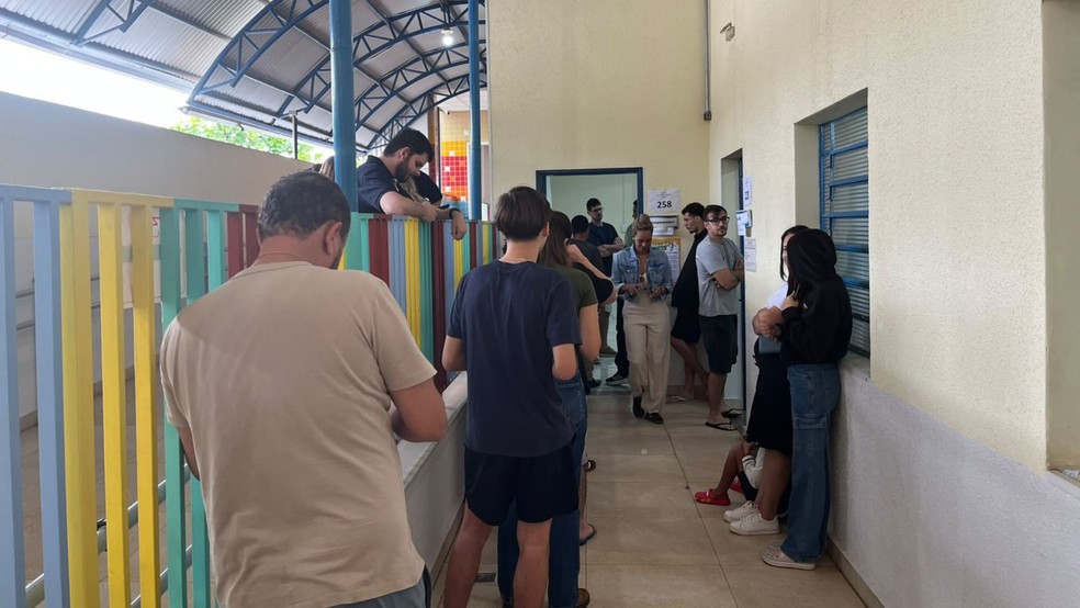 1 de 3
Primeiro turno teve filas pontuais em alguns locais de vota&ccedil;&atilde;o em Bauru &mdash; Foto: TV TEM/Raissa Toledo