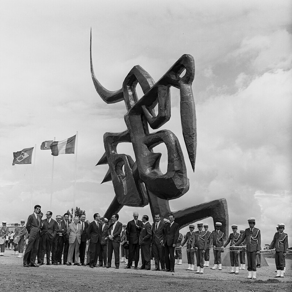 Em 1967, a escultura Solarius foi doada pelo governo da França, em homenagem à construção de Brasília. — Foto: Arquivo Público do DF
