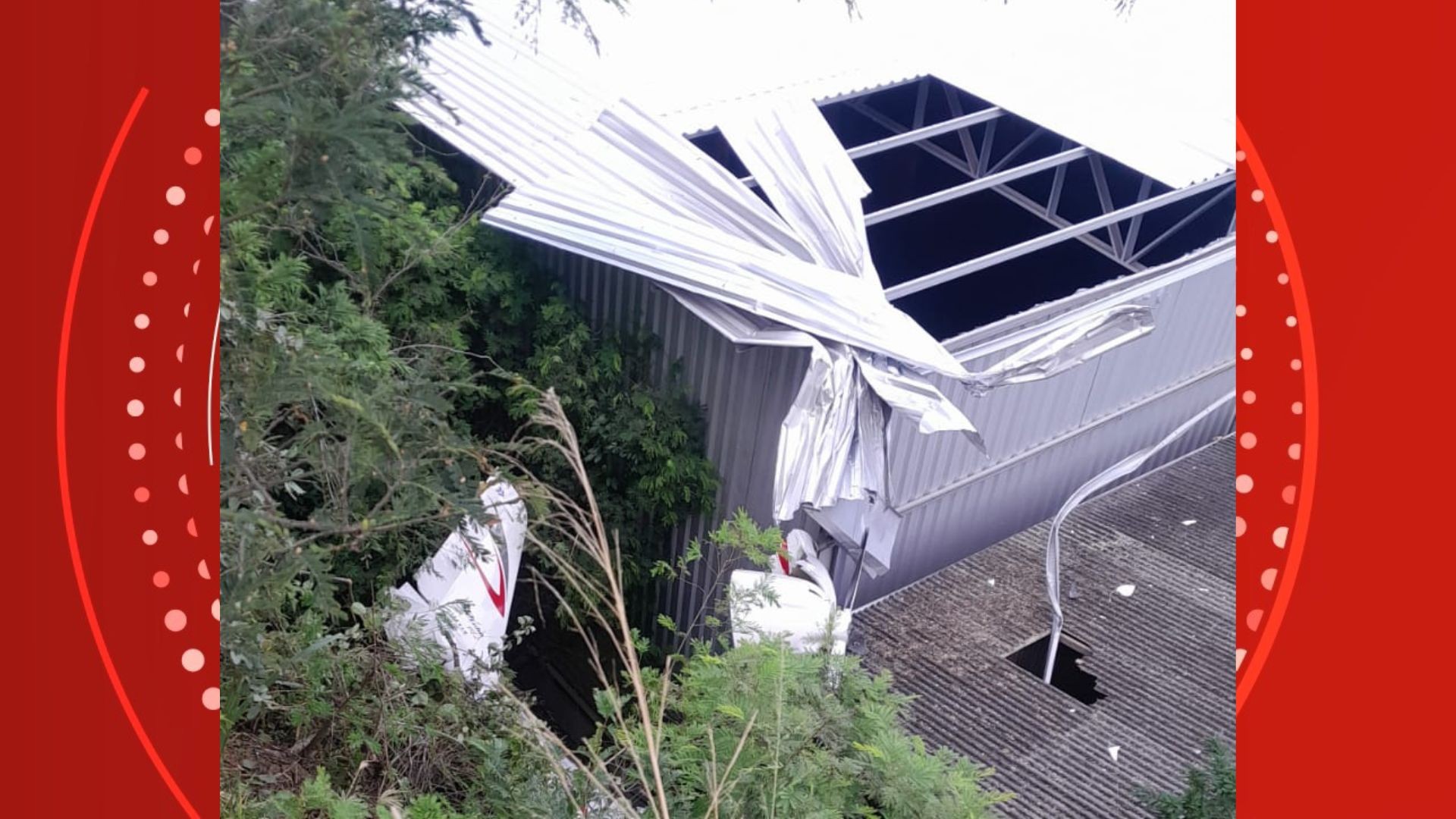 Avião de pequeno porte cai em cima de galpão de oficina em Guarapari