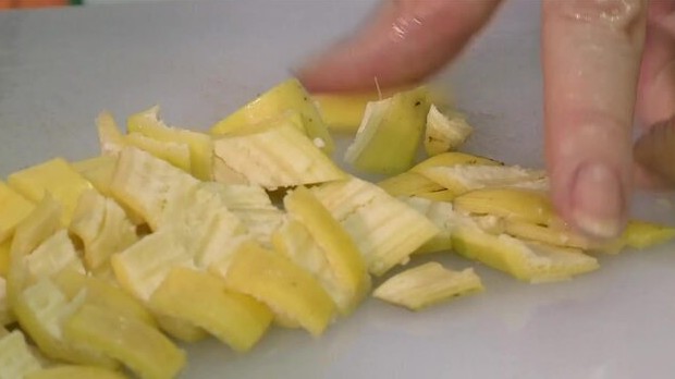 Aprenda a fazer bolo de banana aproveitando a casca da fruta