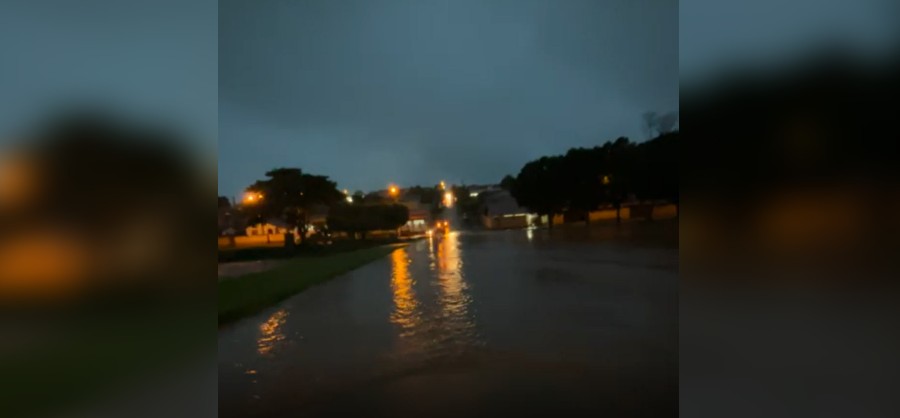 Chuva volumosa deixa ruas alagadas em Nova Granada