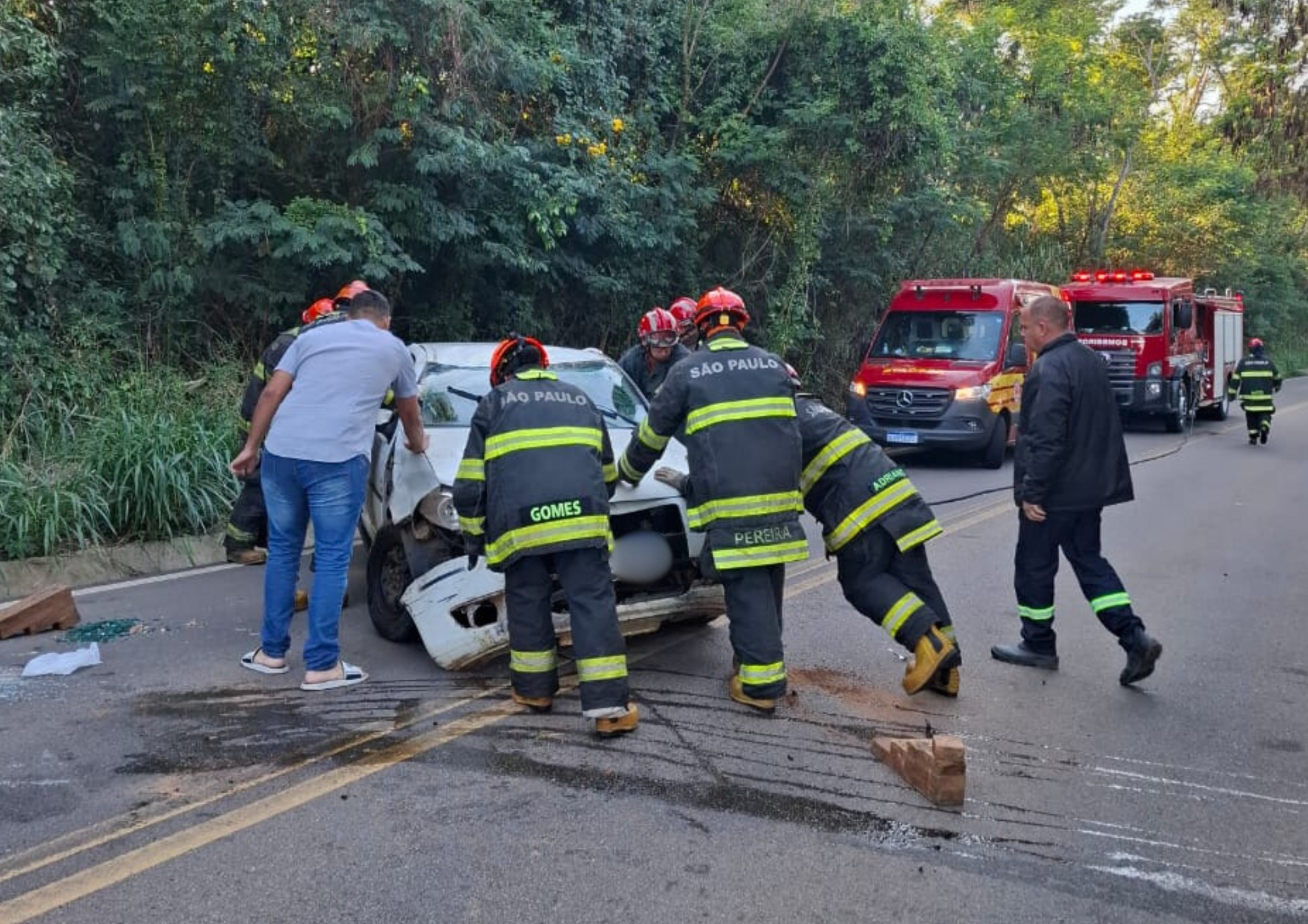 Mãe e filho ficam feridos após carro capotar em estrada que liga Cerquilho a Boituva