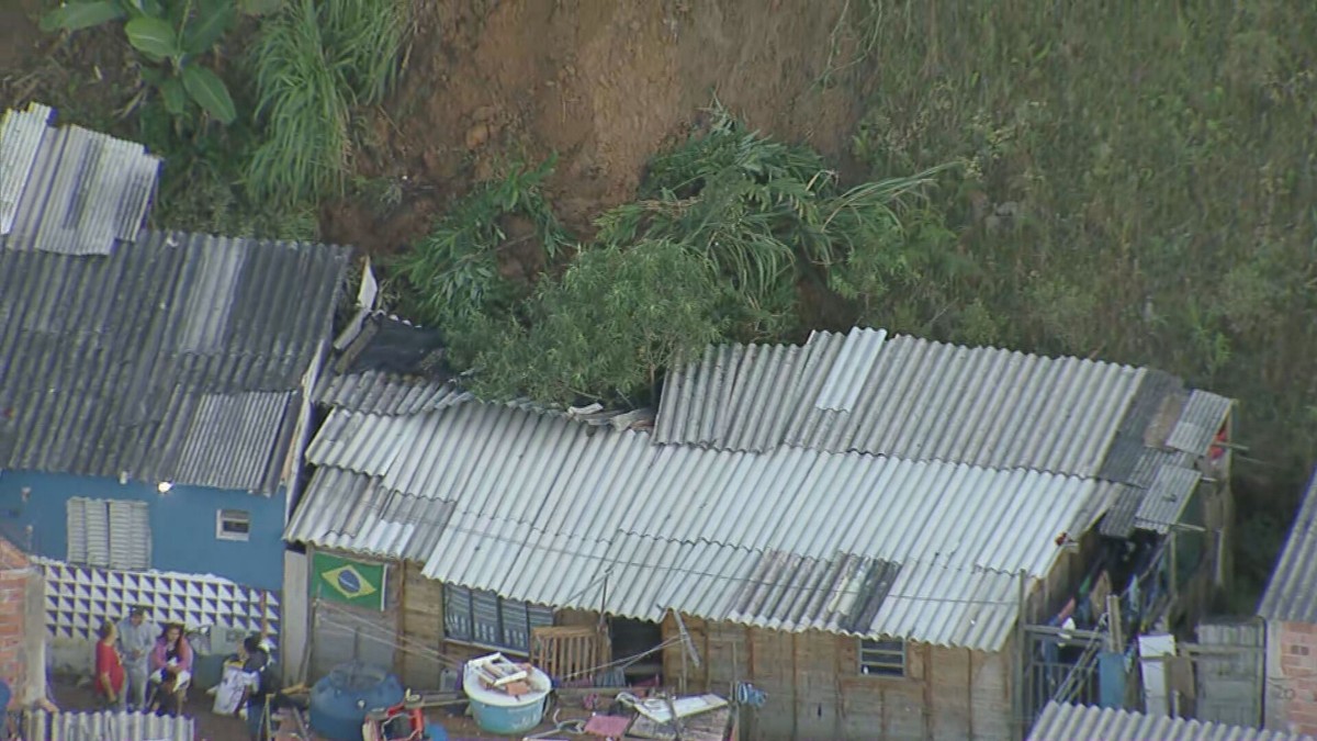 Deslizamento De Terra Atinge Casas Em Santo André Quatro Pessoas Foram Socorridas Pelos 9783