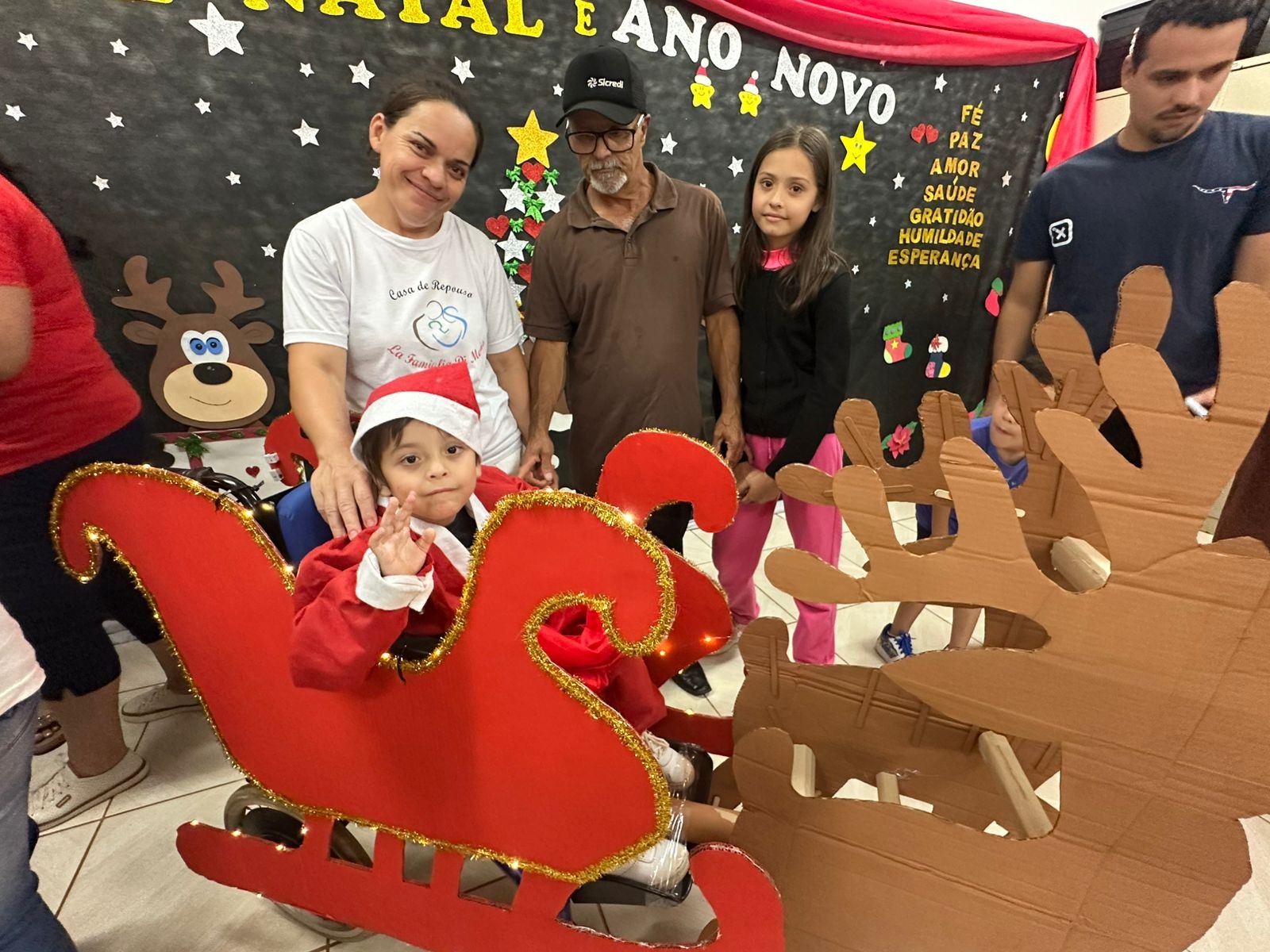 VÍDEO: professoras transformam cadeira de rodas em trenó para incluir aluno em apresentação de Natal no interior de SP